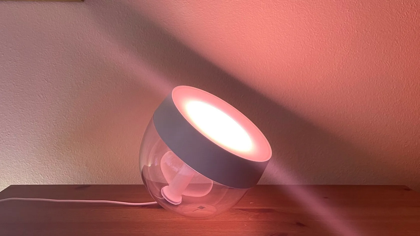 Philips Hue Iris: Стильная лампа с умным освещением